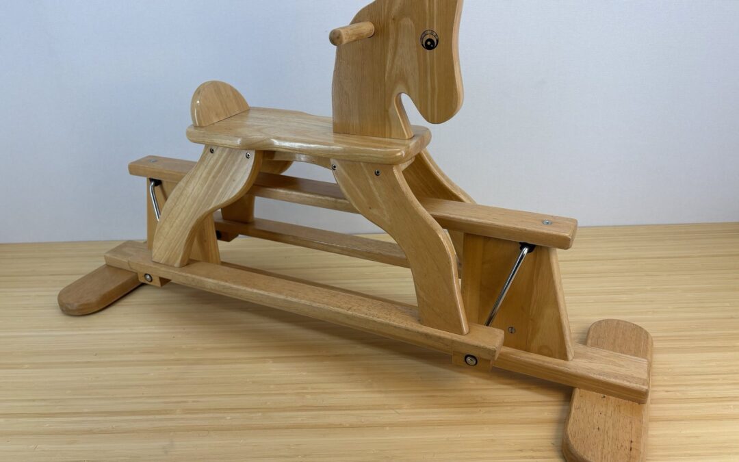 Mooi houten schommelpaard