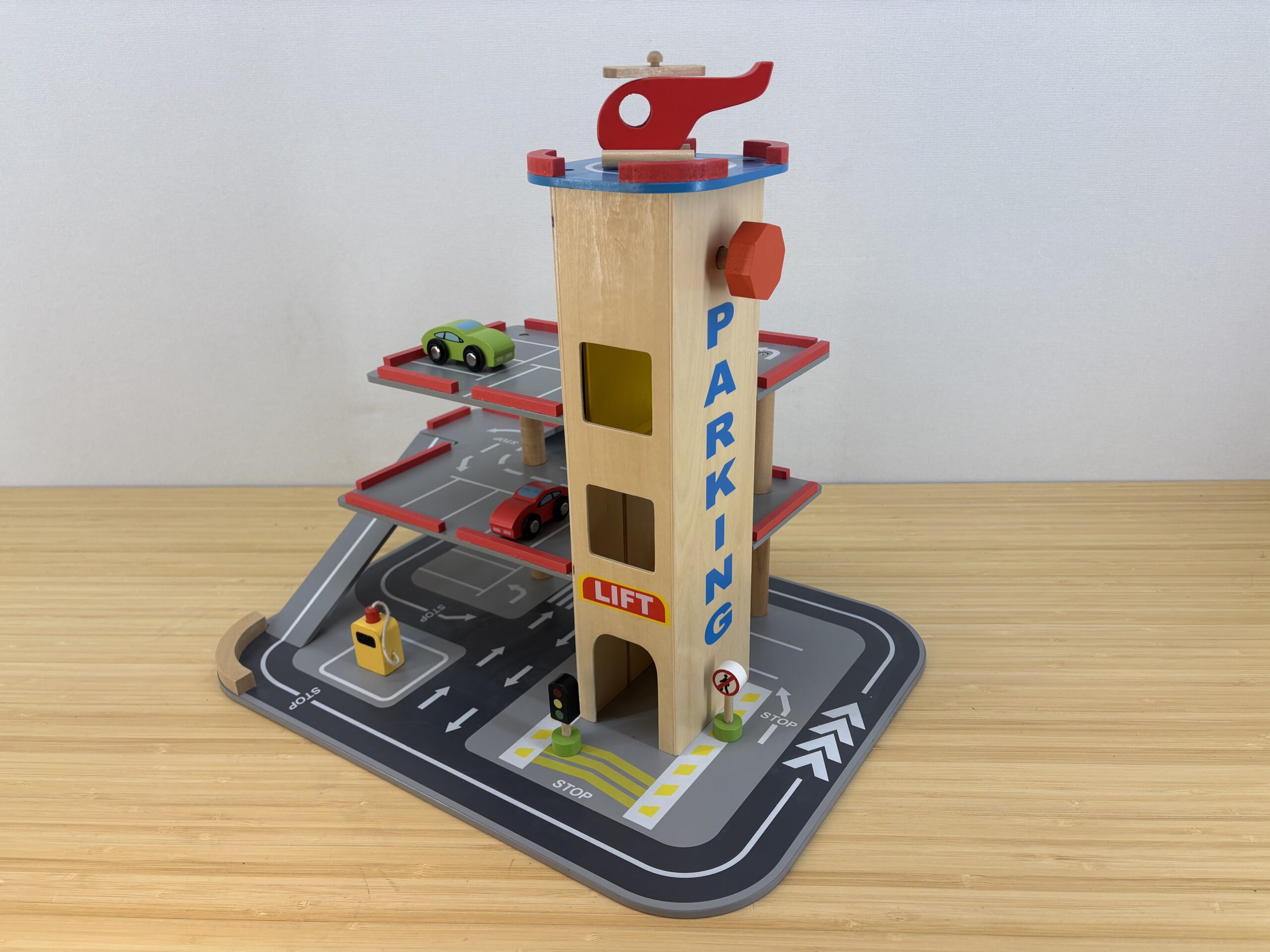 Houten garage met assesoires