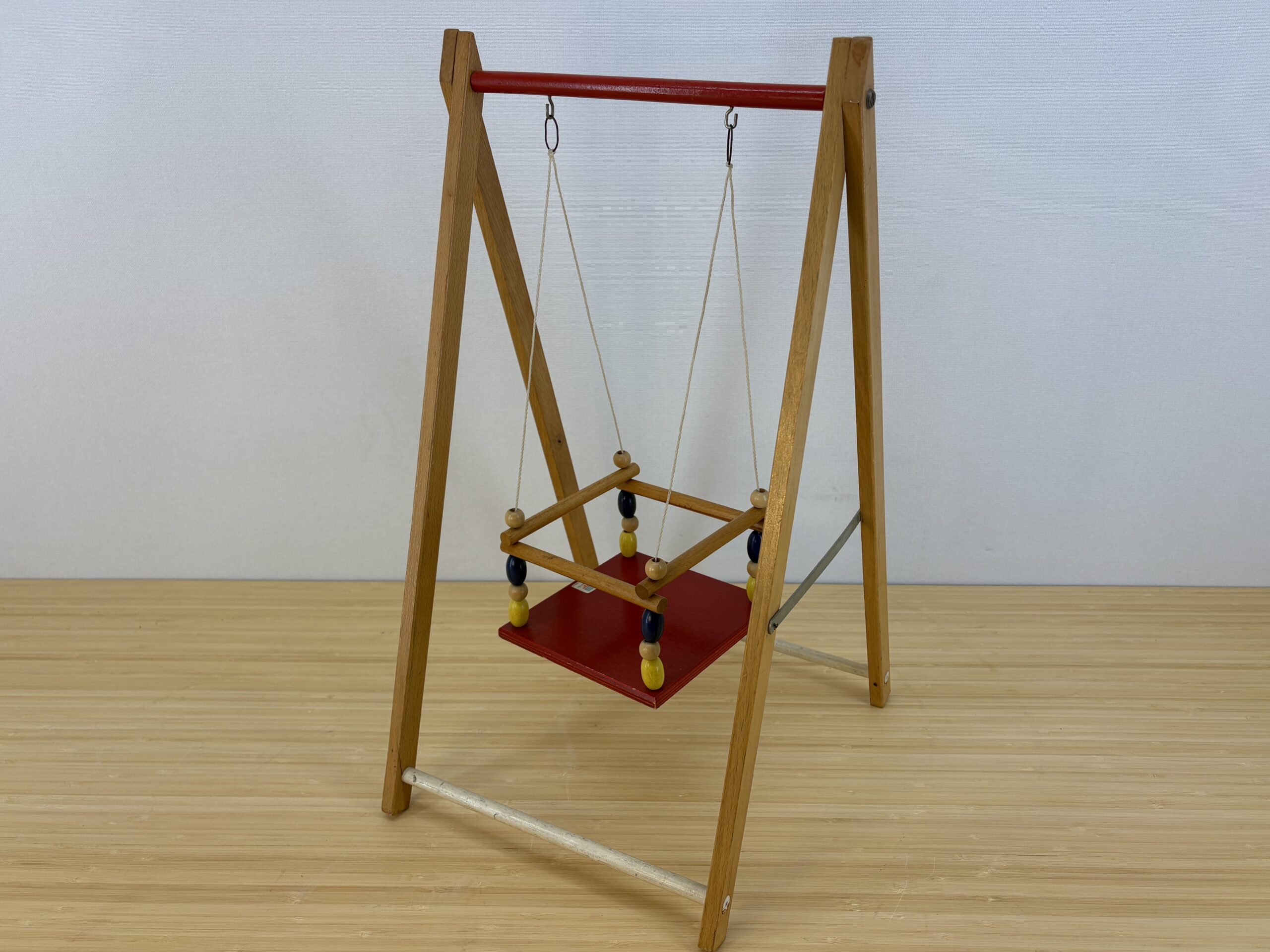 Houten poppen schommel
