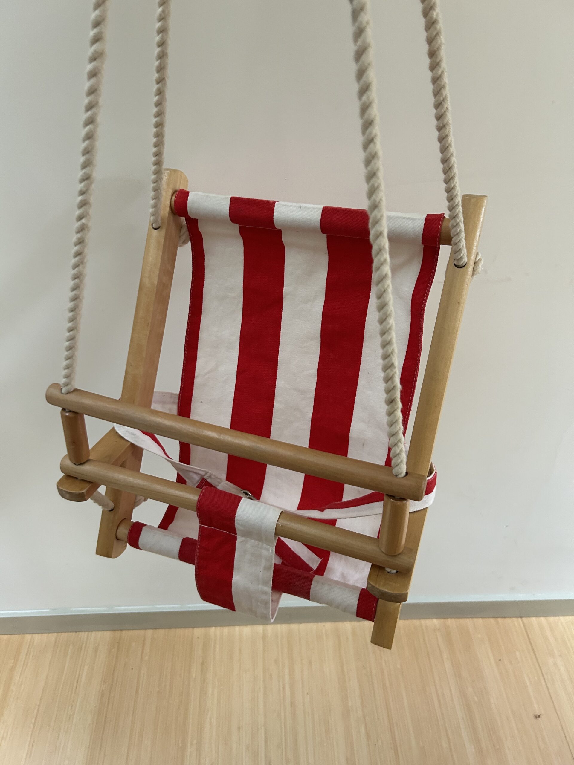 Baby schommel met stoffen zitting