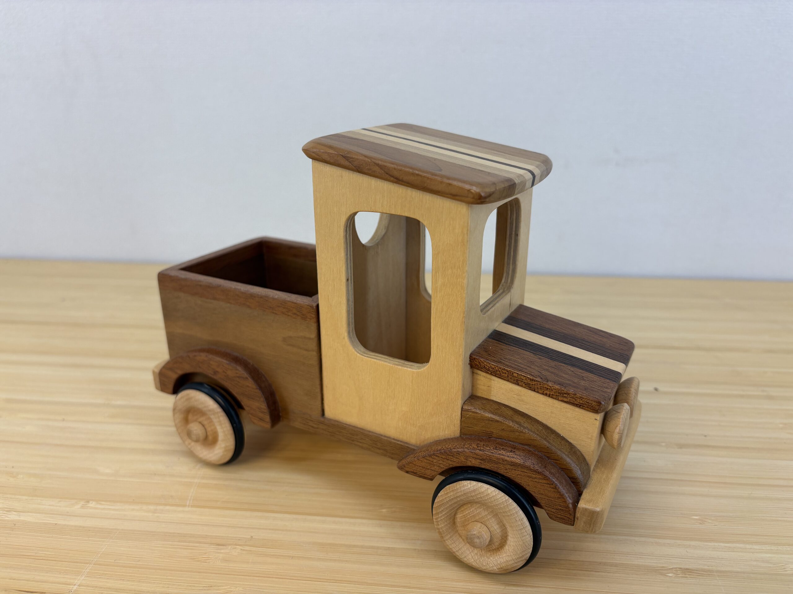 Handgemaakte houten truck van atelier zoethout